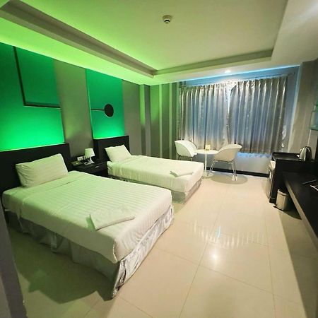 Capital O 75514 Vasidtee City Hotel Супхан Бури Екстериор снимка