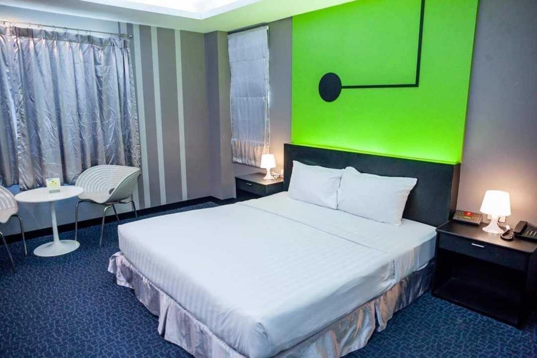 Capital O 75514 Vasidtee City Hotel Супхан Бури Екстериор снимка