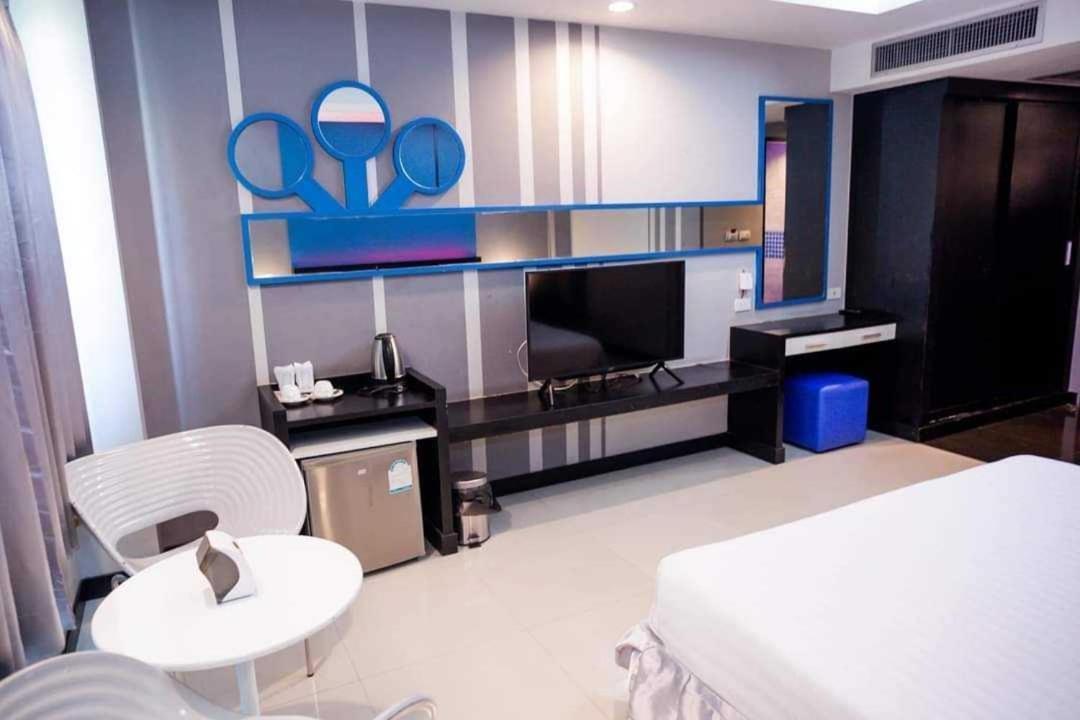 Capital O 75514 Vasidtee City Hotel Супхан Бури Екстериор снимка