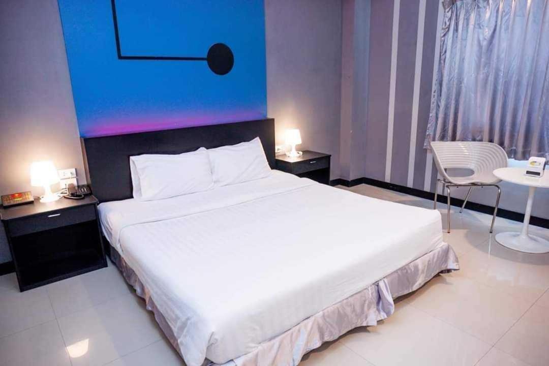 Capital O 75514 Vasidtee City Hotel Супхан Бури Екстериор снимка