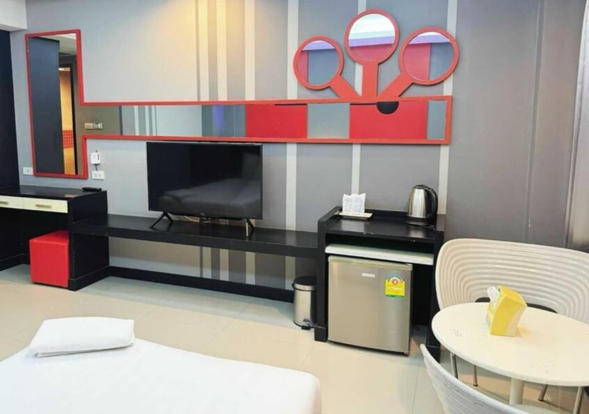 Capital O 75514 Vasidtee City Hotel Супхан Бури Екстериор снимка