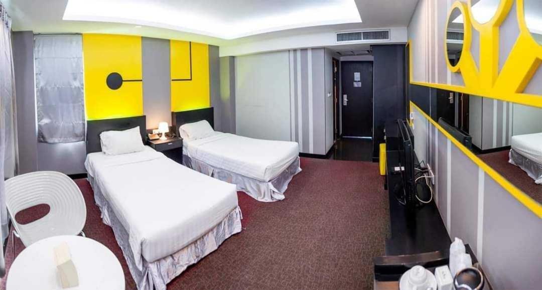 Capital O 75514 Vasidtee City Hotel Супхан Бури Екстериор снимка