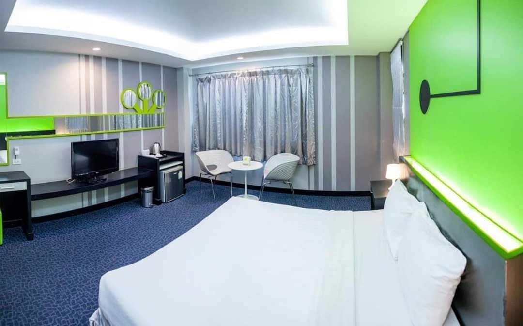 Capital O 75514 Vasidtee City Hotel Супхан Бури Екстериор снимка