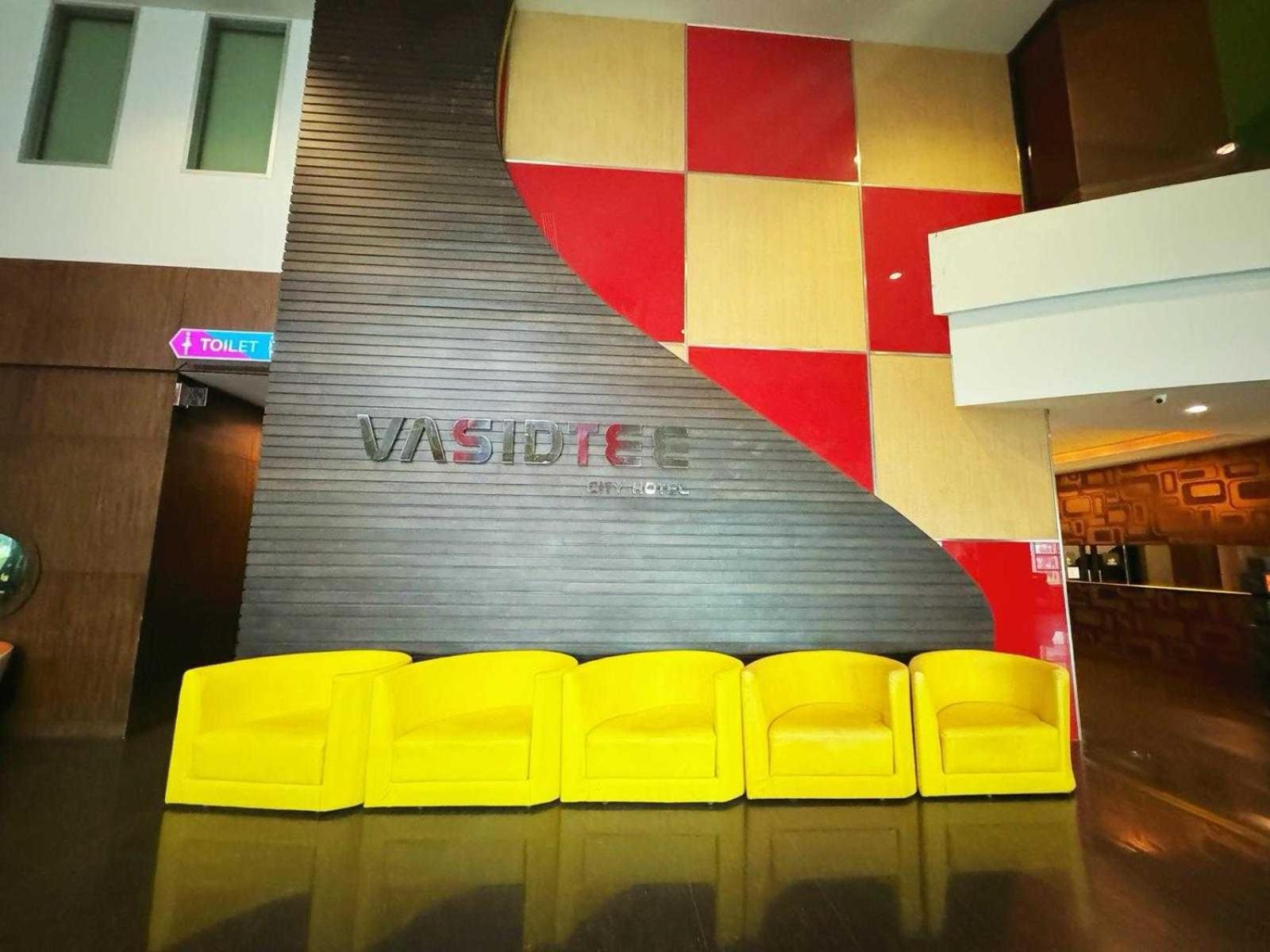 Capital O 75514 Vasidtee City Hotel Супхан Бури Екстериор снимка