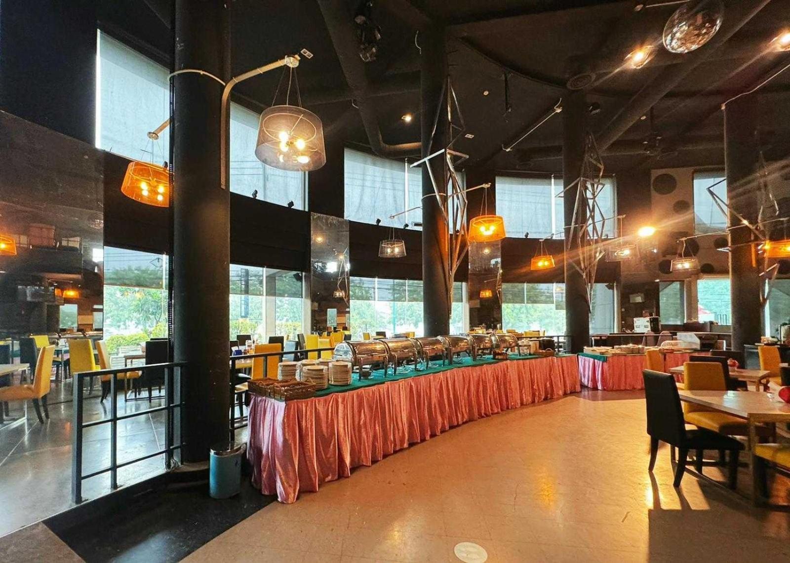 Capital O 75514 Vasidtee City Hotel Супхан Бури Екстериор снимка