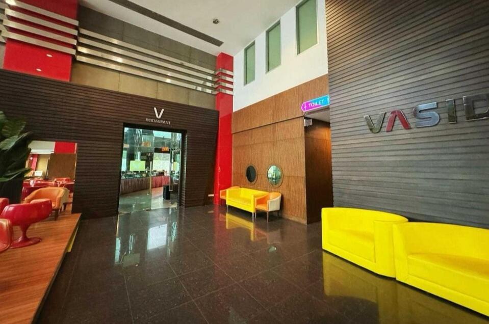 Capital O 75514 Vasidtee City Hotel Супхан Бури Екстериор снимка