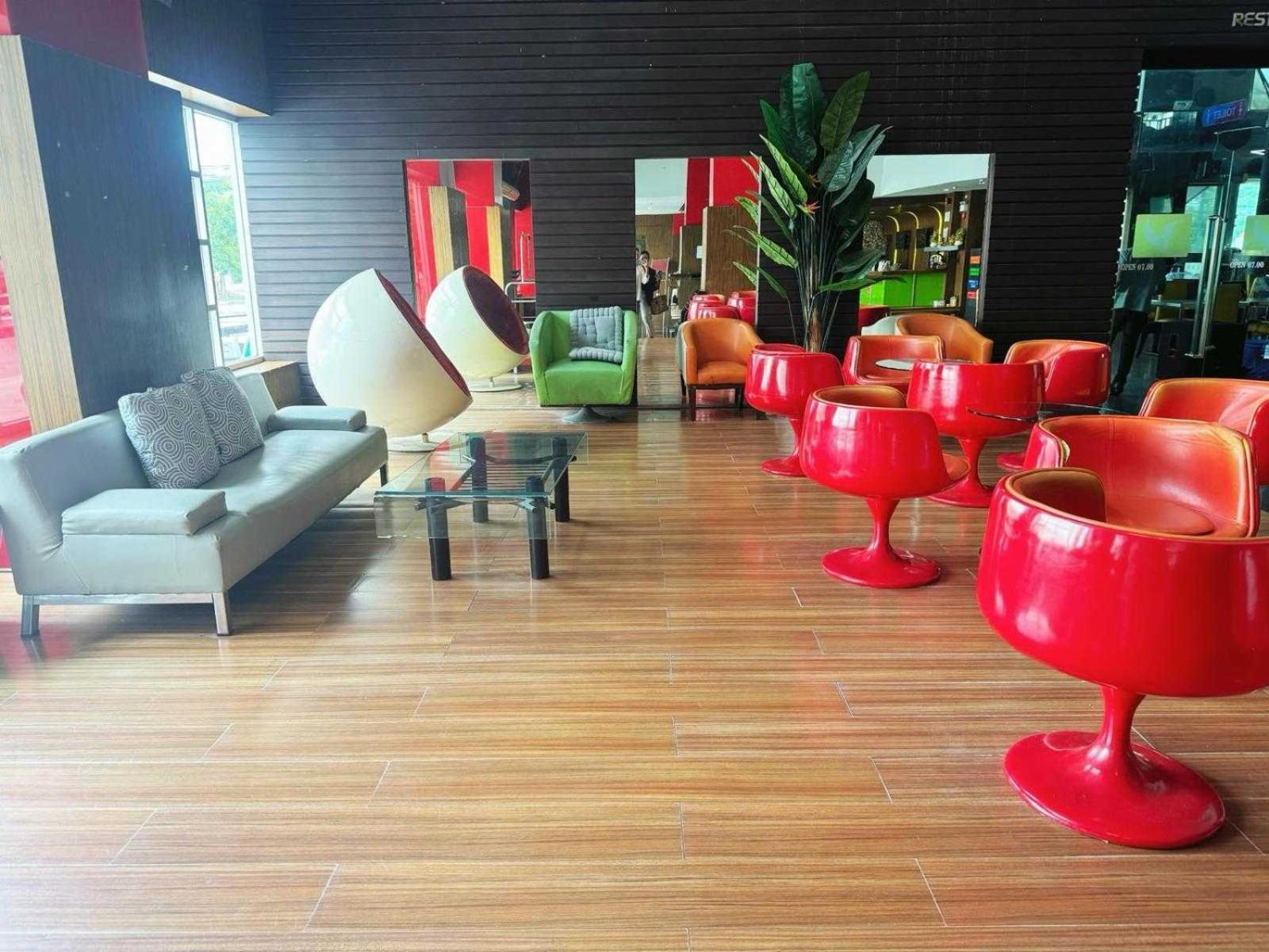 Capital O 75514 Vasidtee City Hotel Супхан Бури Екстериор снимка