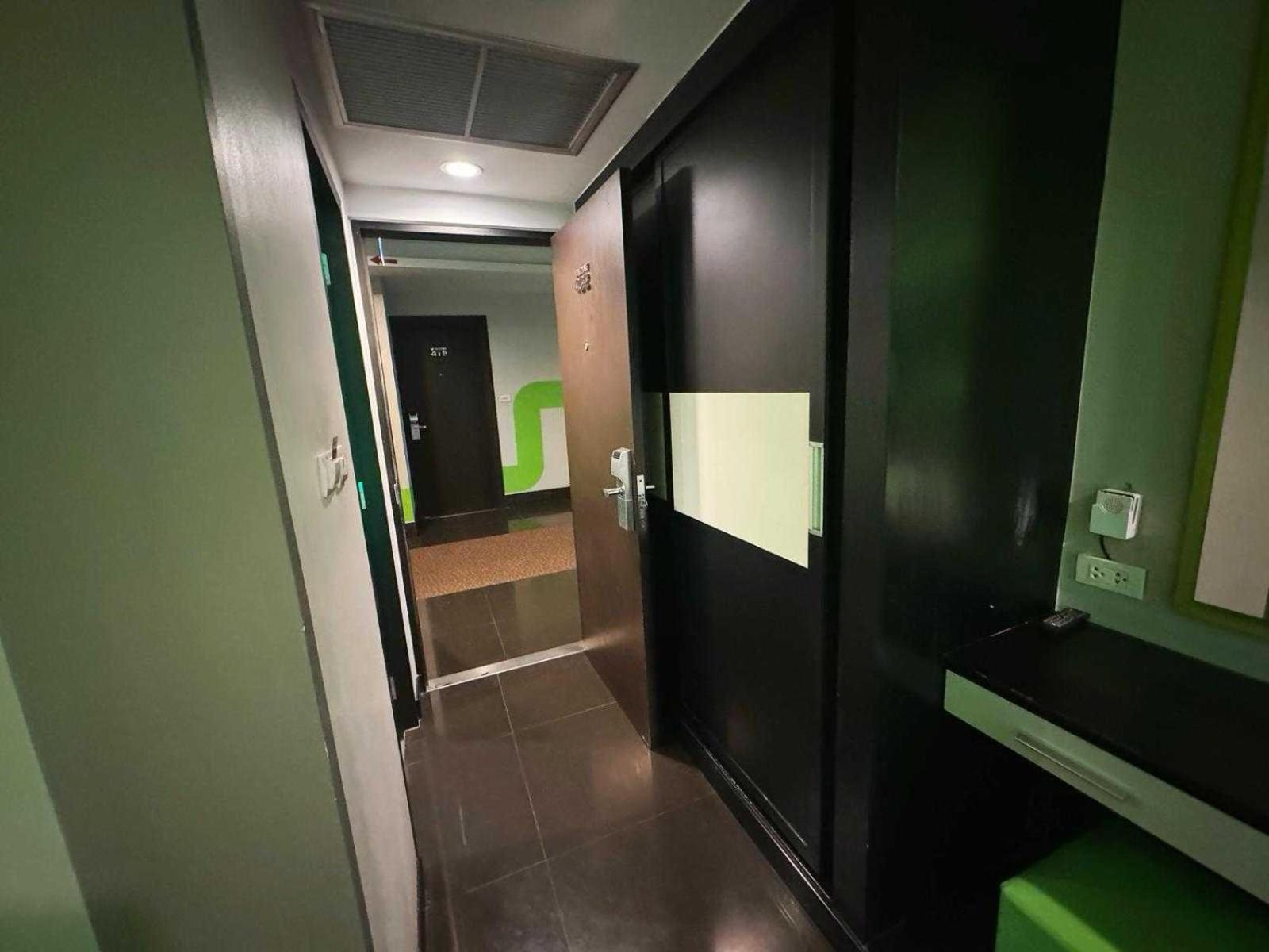 Capital O 75514 Vasidtee City Hotel Супхан Бури Екстериор снимка