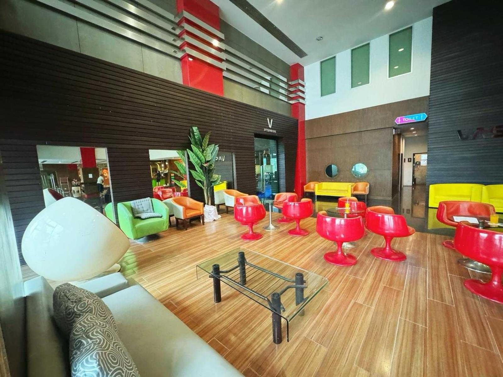 Capital O 75514 Vasidtee City Hotel Супхан Бури Екстериор снимка