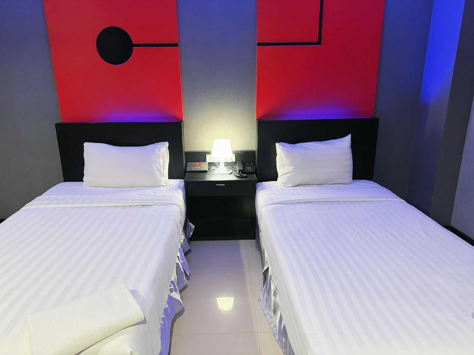 Capital O 75514 Vasidtee City Hotel Супхан Бури Екстериор снимка