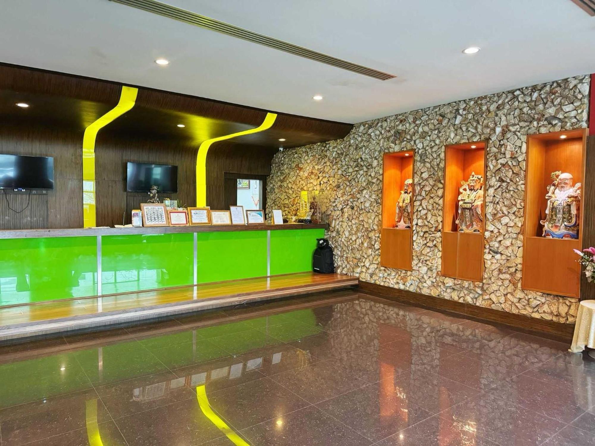 Capital O 75514 Vasidtee City Hotel Супхан Бури Екстериор снимка