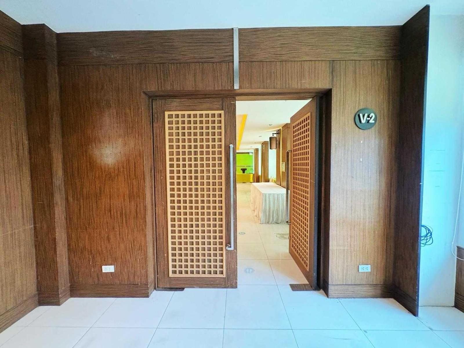 Capital O 75514 Vasidtee City Hotel Супхан Бури Екстериор снимка