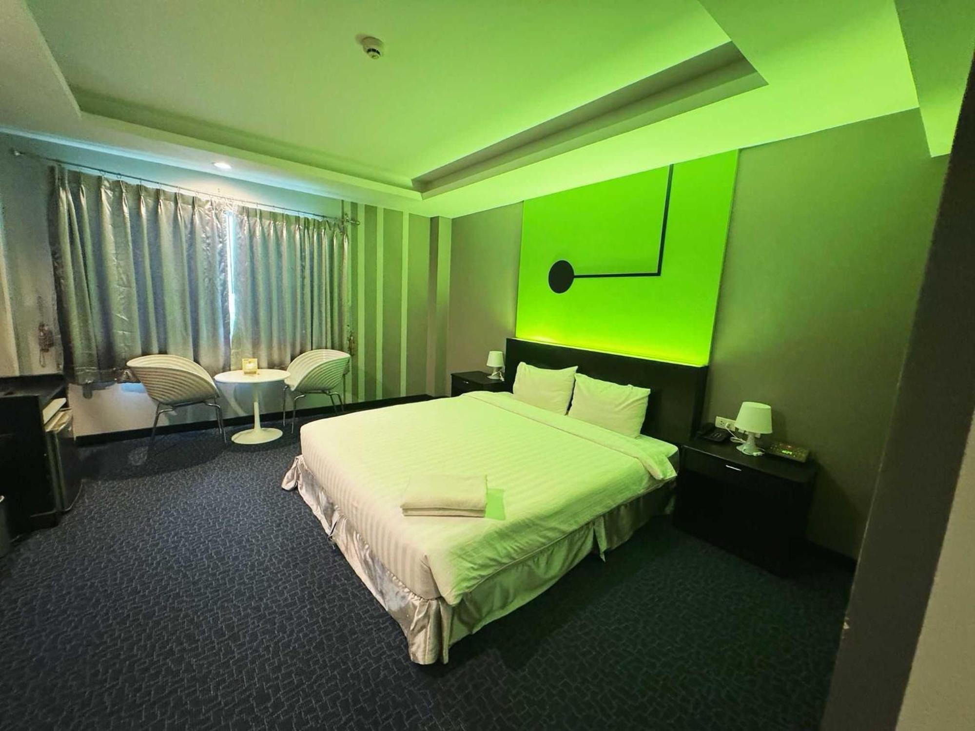 Capital O 75514 Vasidtee City Hotel Супхан Бури Екстериор снимка