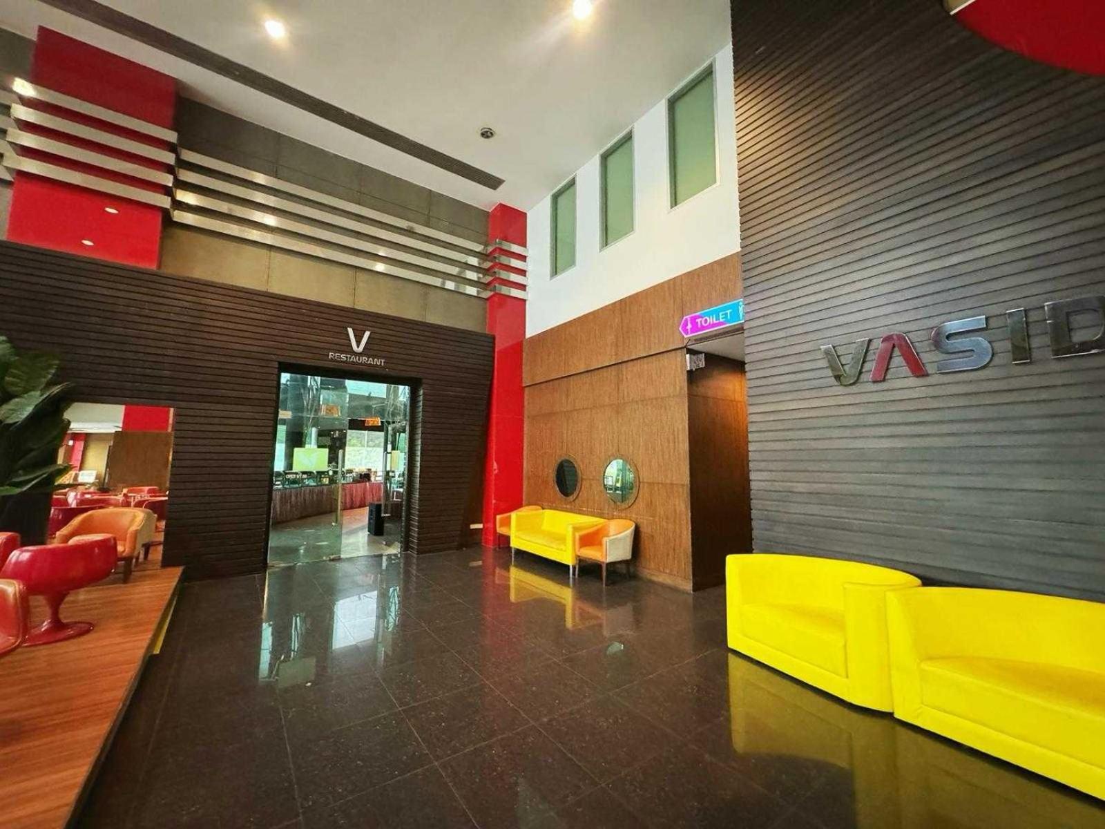 Capital O 75514 Vasidtee City Hotel Супхан Бури Екстериор снимка