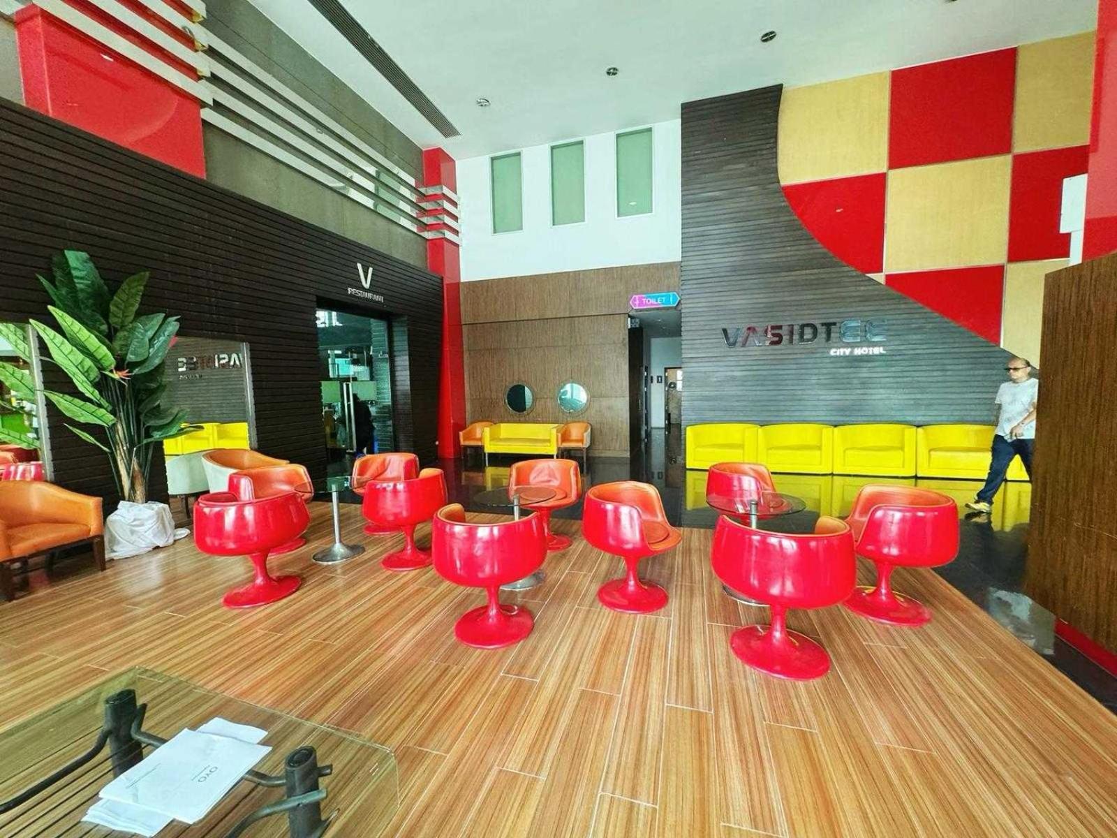 Capital O 75514 Vasidtee City Hotel Супхан Бури Екстериор снимка