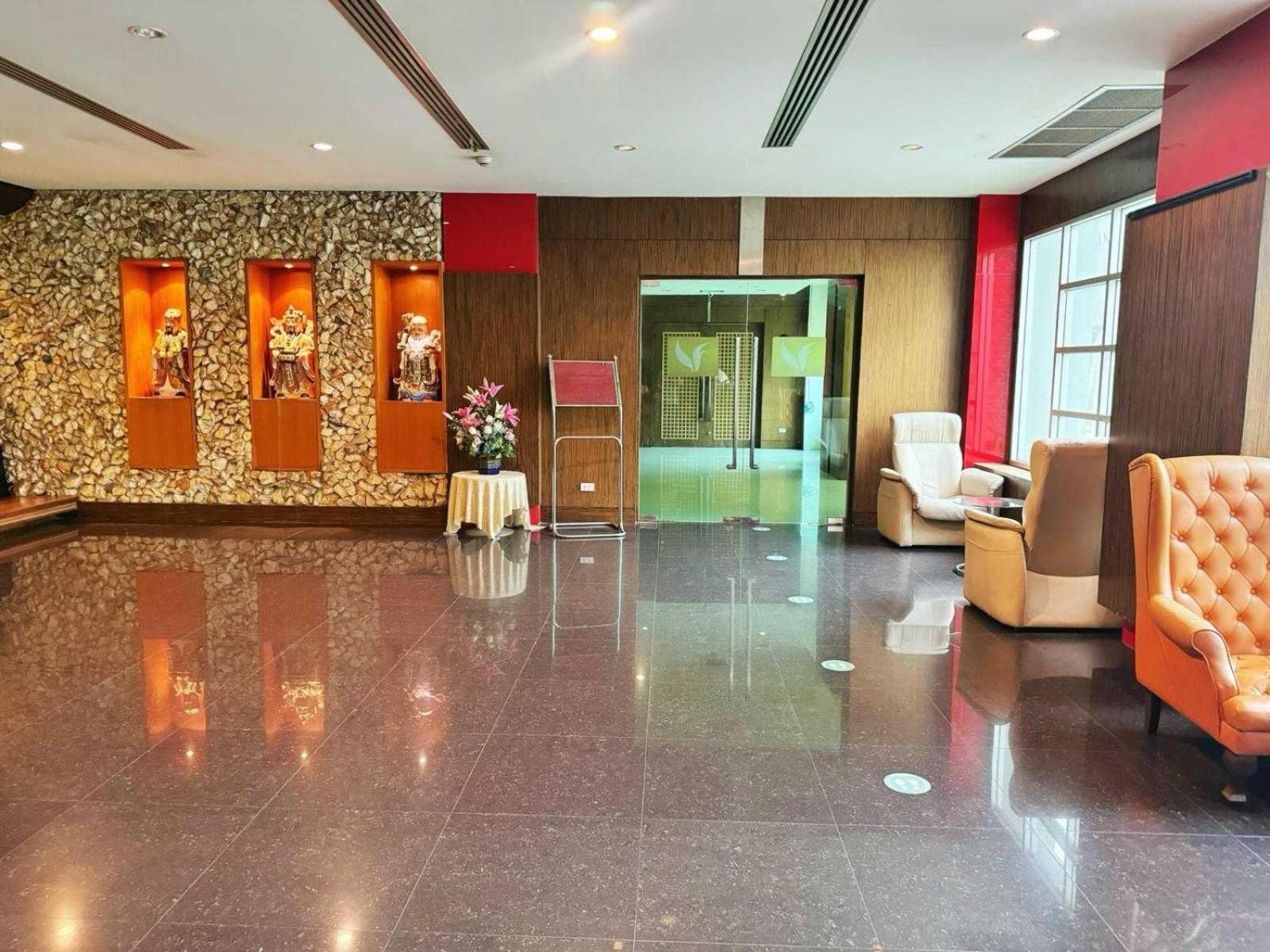 Capital O 75514 Vasidtee City Hotel Супхан Бури Екстериор снимка