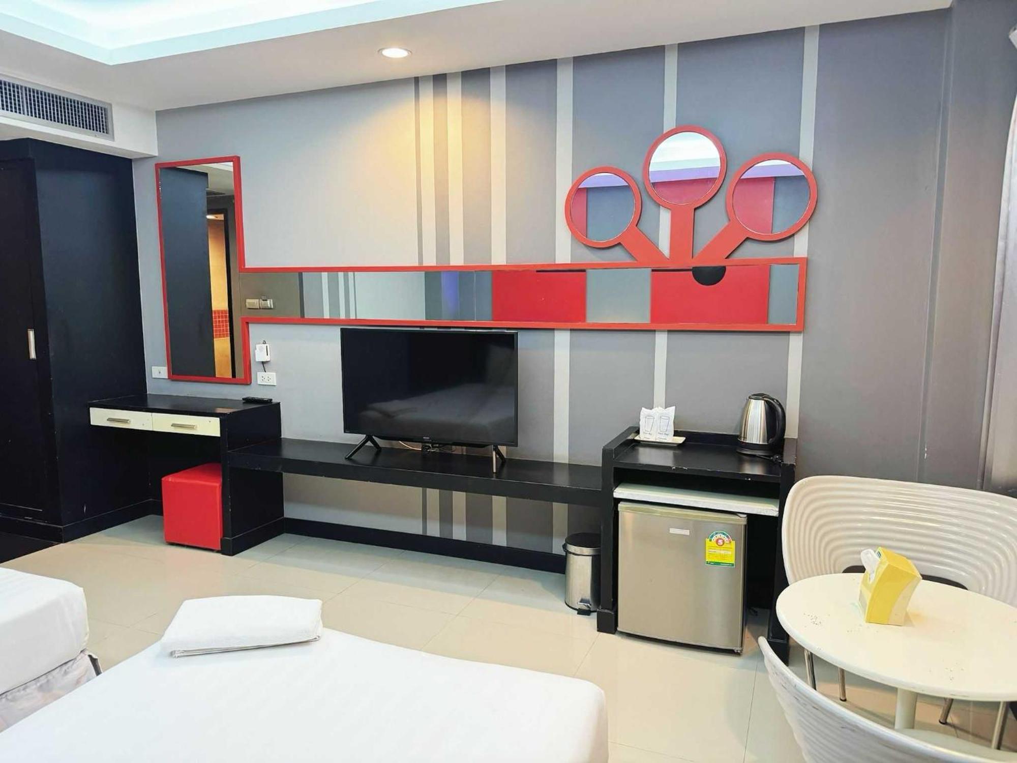 Capital O 75514 Vasidtee City Hotel Супхан Бури Екстериор снимка