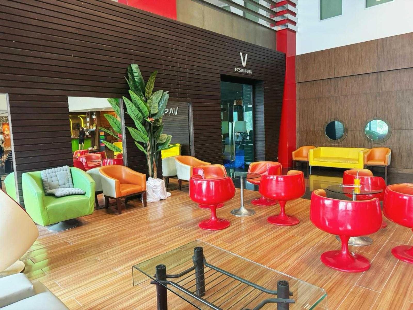 Capital O 75514 Vasidtee City Hotel Супхан Бури Екстериор снимка