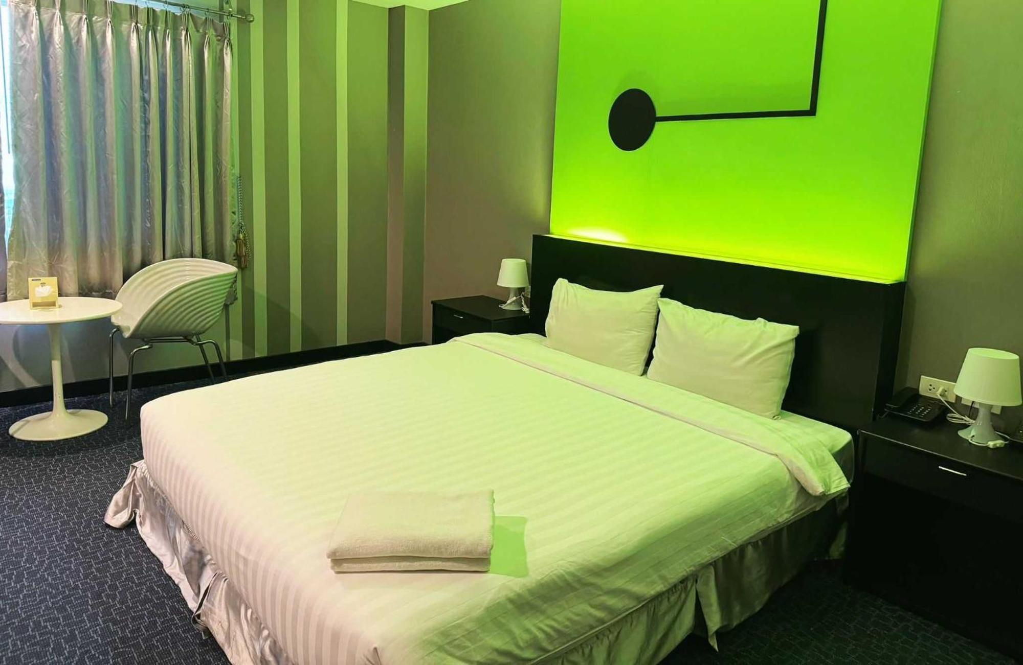Capital O 75514 Vasidtee City Hotel Супхан Бури Екстериор снимка