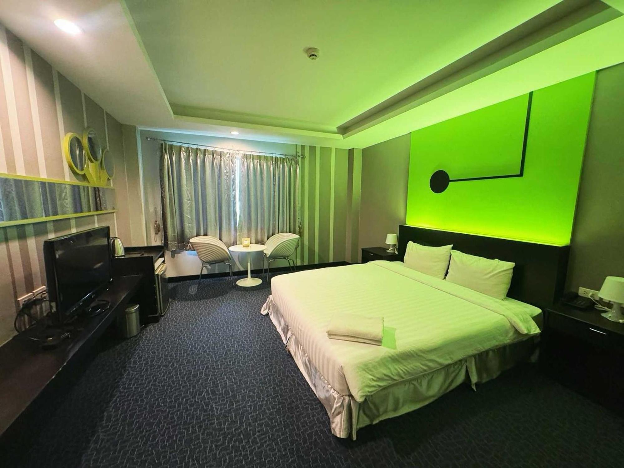 Capital O 75514 Vasidtee City Hotel Супхан Бури Екстериор снимка