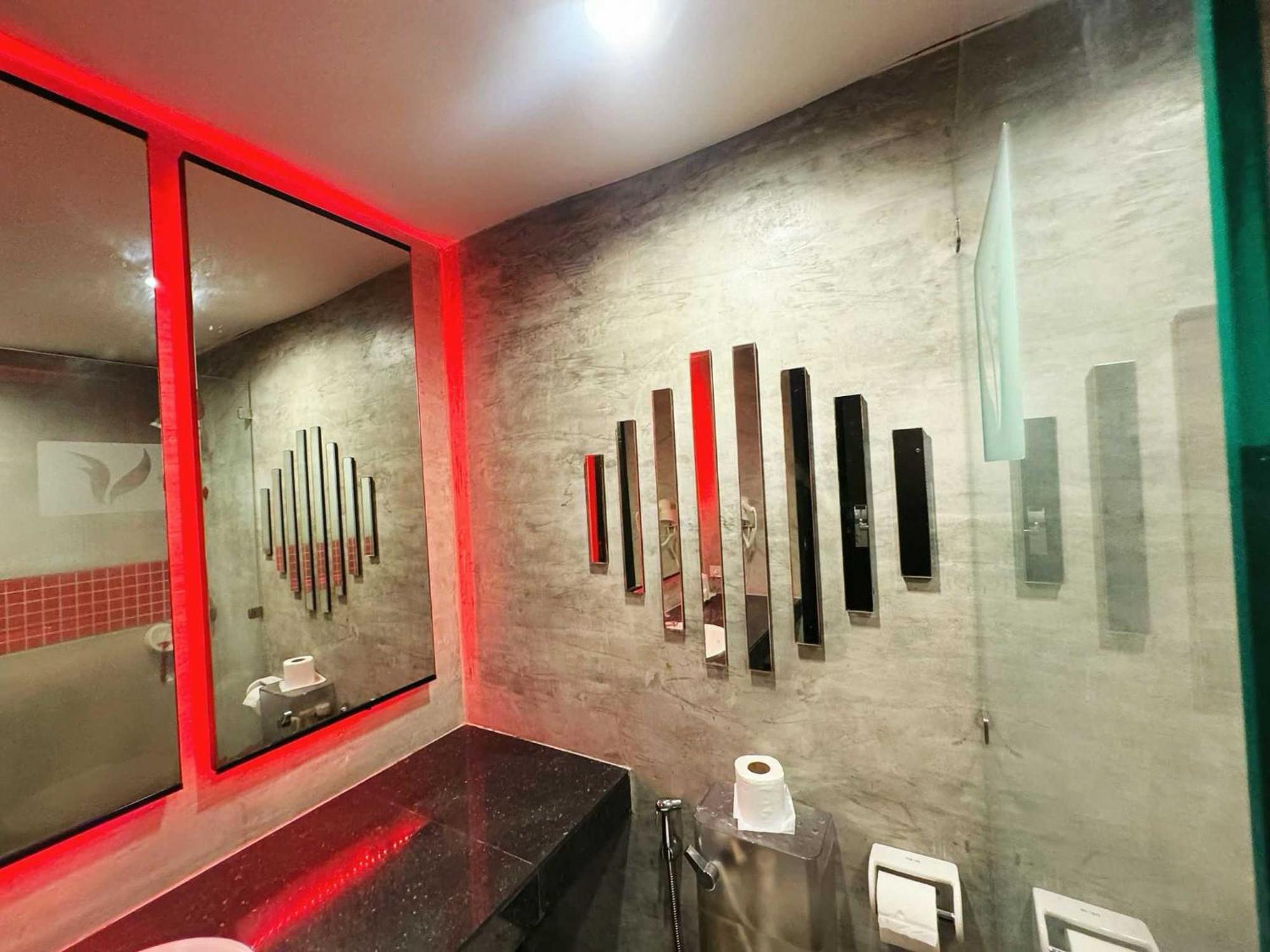 Capital O 75514 Vasidtee City Hotel Супхан Бури Екстериор снимка