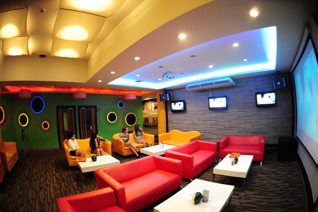 Capital O 75514 Vasidtee City Hotel Супхан Бури Екстериор снимка