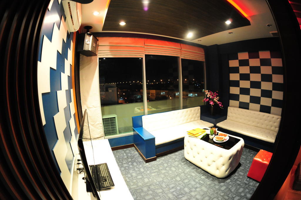Capital O 75514 Vasidtee City Hotel Супхан Бури Екстериор снимка