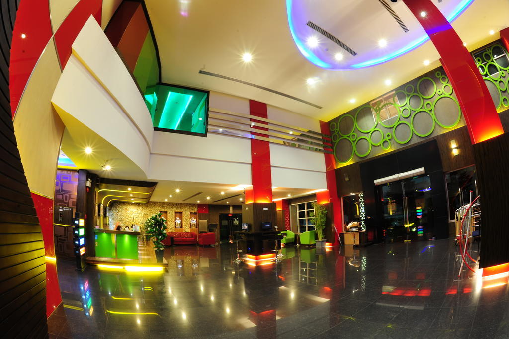 Capital O 75514 Vasidtee City Hotel Супхан Бури Екстериор снимка