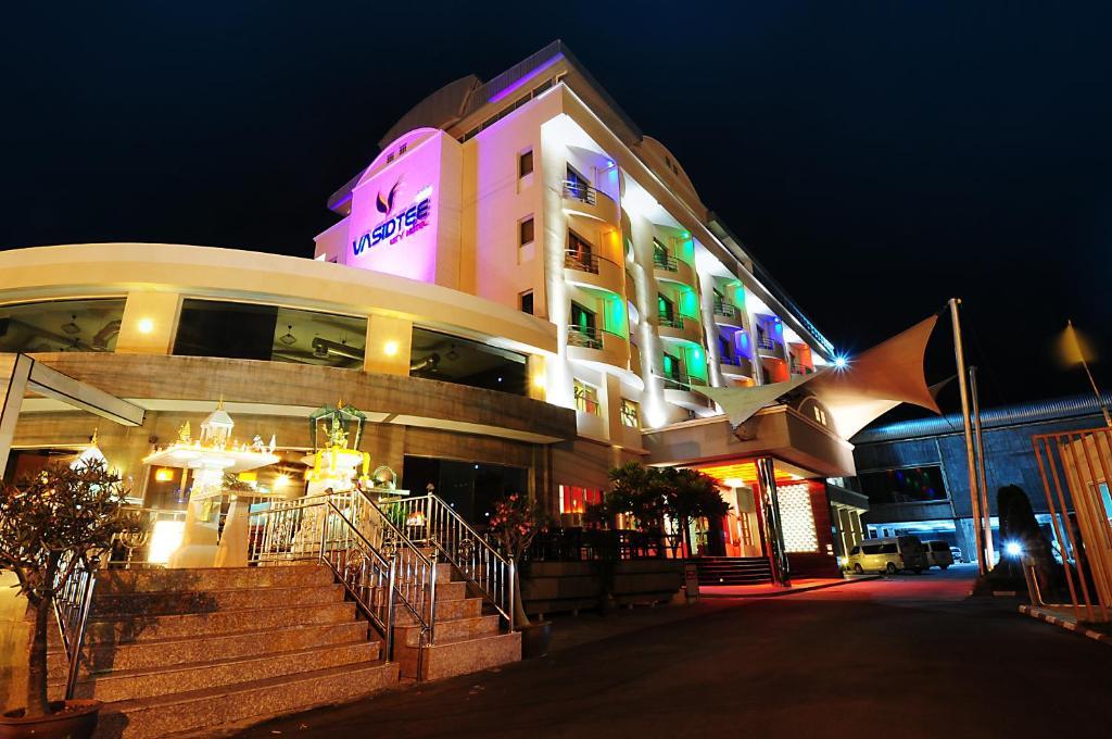 Capital O 75514 Vasidtee City Hotel Супхан Бури Екстериор снимка
